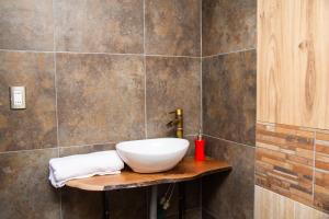 安图科Rincon del Montañes的木制柜台上带白色水槽的浴室
