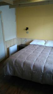安图科Rincon del Montañes的一间卧室,卧室内配有一张大床