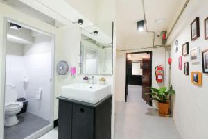 清迈萨利旅舍的一间带水槽和卫生间的浴室
