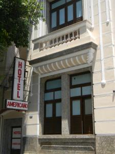 里约热内卢美式酒店的建筑的侧面有标志