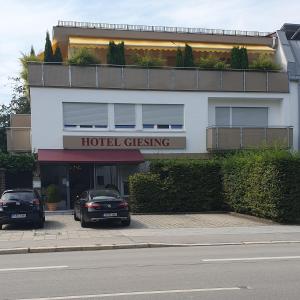 慕尼黑吉辛旅馆的两辆车停在大楼前的酒店