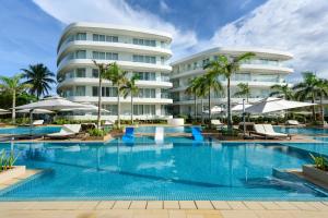 长滩岛Aqua Boracay的酒店前的游泳池