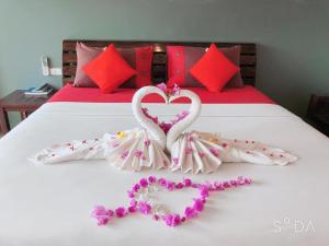 美翰米哈特花园宾馆的一张有两只天鹅的睡床,看起来像心脏