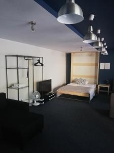 波兹南黄金酒店的一间卧室配有一张床和两个吊灯