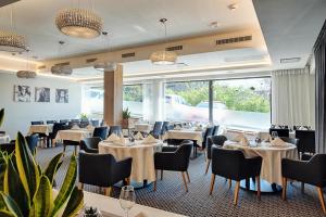 乌涅尤夫尤尼约酒店的餐厅设有桌椅和窗户。