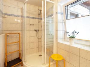 卑尔根Fewo Prey的带淋浴的浴室和玻璃门