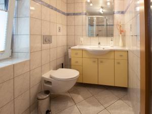 卑尔根Fewo Prey的一间带卫生间和水槽的浴室