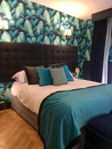 锡内乌Ten Mallorca - Adults Only的一间卧室配有一张大床和大床头板