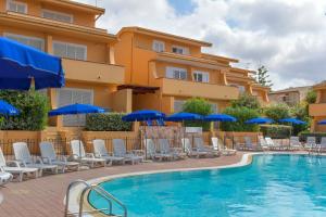 巴德希Residence Le Onde的酒店设有带椅子和遮阳伞的游泳池