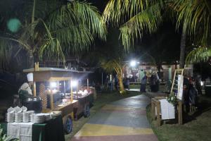芝勒贡芝勒贡绿色酒店的棕榈树市场和夜间食品摊
