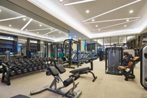 乌鲁木齐Wanda Vista Hotel Urumqi的健身房拥有许多跑步机和机器