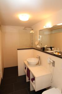 卡门苏德菲尔德设计酒店的浴室设有白色水槽和镜子