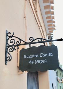 塞埃欣Nuestra Casita de Papel的挂在建筑物边的标志