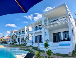 珀尼达岛Villa Argia Nusa Penida的一座带游泳池和度假村的别墅