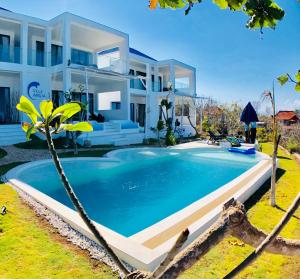 珀尼达岛Villa Argia Nusa Penida的别墅前设有游泳池