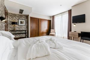 巴塔拉巴塔利亚别墅酒店的酒店客房带白色的床和毛巾