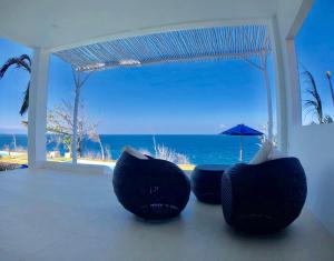珀尼达岛Villa Argia Nusa Penida的海景客房 - 带2把椅子