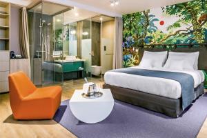 布达佩斯Cortile Hotel - Adults Only的配有一张床和一把椅子的酒店客房