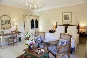 格雷西勒玛努阿格雷西酒店的一间卧室配有一张床铺、椅子和一张桌子