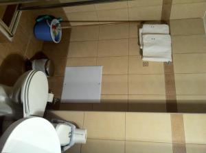 卢特拉艾季普苏玛歌诺拉公寓式酒店的地板上设有带卫生间和纸的浴室