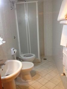 梅尔卡托圣塞韦里诺橄榄山乡村别墅旅馆的一间带卫生间和水槽的浴室