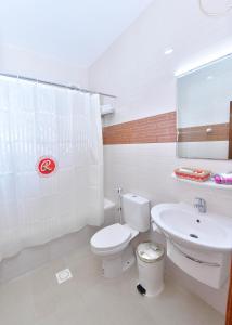 锡卜埃巴加酒店的白色的浴室设有卫生间和水槽。