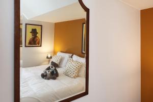 德帕内vakantiehuis-oyenkerke 2的镜子里坐在床上的泰迪熊