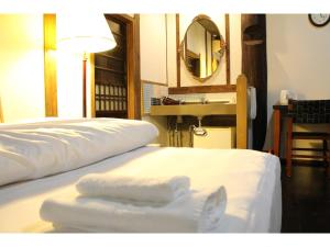 日田市琴平恩宾馆的卧室配有2条白色毛巾。