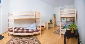 托木斯克猎人之家旅舍的客房设有两张双层床和一张书桌。