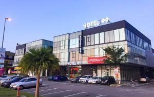 雪邦Hotel 99 Sepang KLIA & KLIA2的停车场,停车场停在大楼前