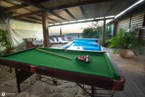 哈德内斯אניצ'ה的后院的台球桌,带游泳池