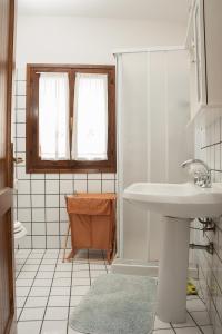 瓦雷多利亚Casa di Rita的一间带水槽和卫生间的浴室