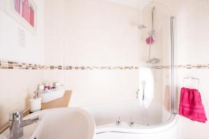 谢福德Riverside Stays, Shefford的白色的浴室设有浴缸和水槽。