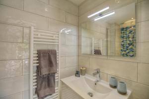 拉克鲁瓦瓦尔梅Le Refuge - Gigaro Lodges的白色的浴室设有水槽和镜子
