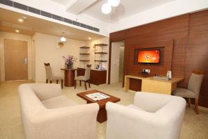 菩提伽耶摩诃菩提度假酒店会议中心的客厅配有2把白色椅子和桌子