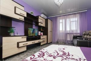 苏梅VIP Apartmens Faraon On Illinskaya 1 floor的一间卧室设有紫色的墙壁和一张大床