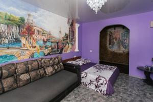 苏梅VIP Apartmens Faraon On Illinskaya 1 floor的紫色的房间,配有一张床和墙上的绘画