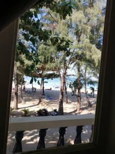 卡伦海滩托尼之家和餐厅旅馆的从窗户可欣赏到海滩美景