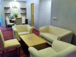 菩提伽耶摩诃菩提度假酒店会议中心的带沙发、椅子和桌子的等候室