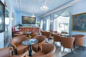 卢加诺西加藤丽都酒店的一间在房间内配有桌椅的餐厅