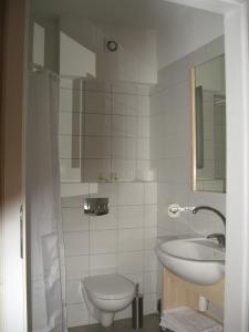 科沙林5A服务酒店的白色的浴室设有水槽和卫生间。
