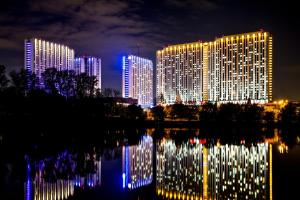 莫斯科韦加-伊兹马伊洛沃酒店的夜色浓郁的城市,在水中反射