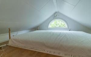 GisseboFårbo的卧室配有白色的床和窗户。