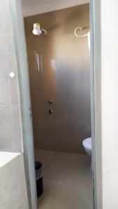 亚松森Departamento Piso 1的一间带卫生间和淋浴门的浴室