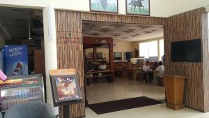 Kampong Pulau SebangCondo DSavoy Afarmosa的带有电子游戏的餐厅的大堂