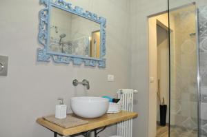 San Damiano dʼAstiCivico51的一间带水槽和镜子的浴室