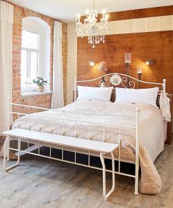 德累斯顿斯托胡特曼努法科图尔公寓的卧室配有白色的床和吊灯。