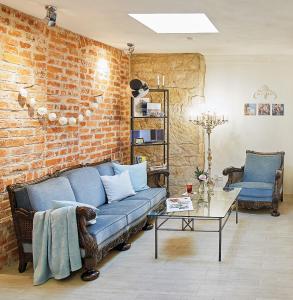 德累斯顿斯托胡特曼努法科图尔公寓的客厅设有蓝色的沙发和砖墙