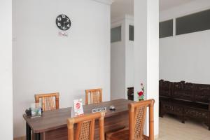 巴图OYO 1454 111 Residence的一间带木桌和椅子的用餐室