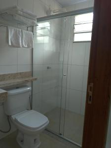 里约布兰科Recanto na Floresta的一间带卫生间和玻璃淋浴间的浴室